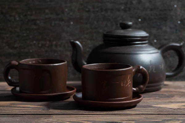 Китайська чайна посуд - темно глини чайник і чашки — стокове фото
