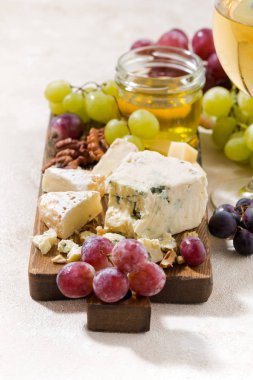 Peygamberli, üzüm ve şarap beyaz bir arka planda, dikey