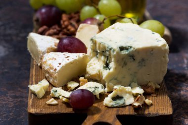 Peygamberli, meyve ve karanlık bir arka plan, closeup tatlım