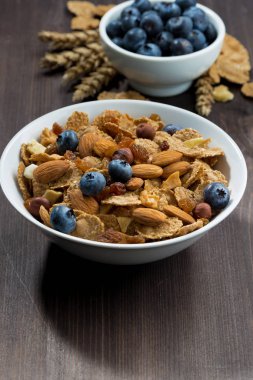 yaban mersini ve ahşap masa üzerinde fındık ile tahıl gevreği