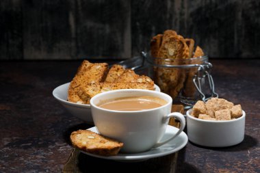 kahve süt ve İtalyan kurabiye cantucci