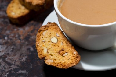 kahve süt ve İtalyan kurabiye cantucci