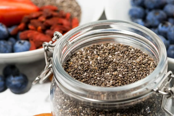 Chia zaden in een pot, bessen en noten voor een gezond ontbijt — Stockfoto