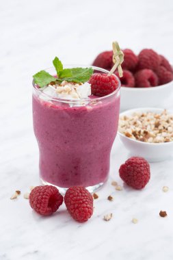 Fındık, dikey ile taze ahududu güler yüzlü