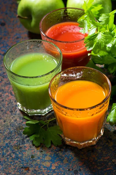 Vasos de jugo de verduras frescas de zanahorias, tomates y hierbas — Foto de Stock