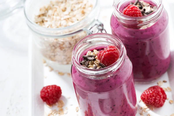 Gezonde frambozen smoothie met havermout, bovenaanzicht — Stockfoto