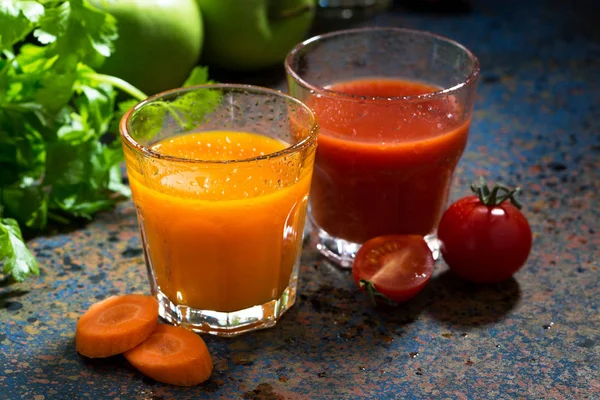 Glas av färsk morot och tomatjuice, närbild — Stockfoto