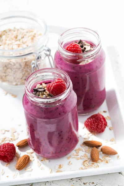 Gezonde frambozen smoothie met havermout, verticale, top uitzicht — Stockfoto