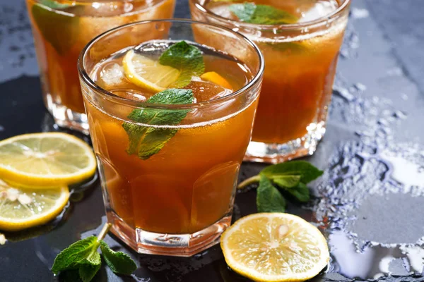 Nane ve limon koyu arka planda, closeup ile buzlu çay