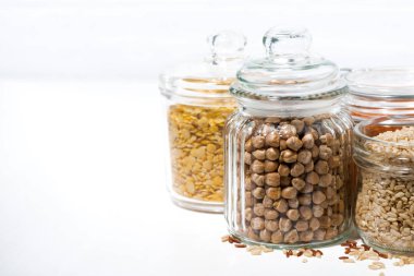 tahıllar ve baklagiller kavanozların içinde 