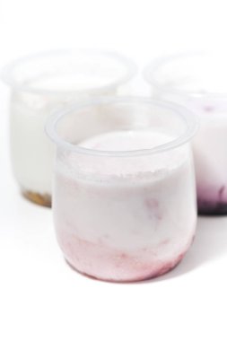 Beyaz arka plan üzerinde meyve katkı maddeleri ile yoğurt çeşitleri