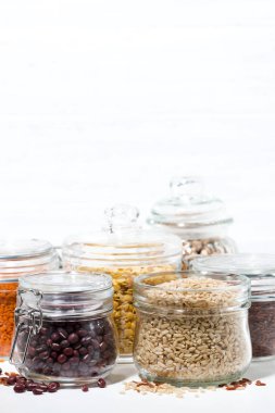 çeşitli tahıllar ve baklagiller beyaz arka plan üzerinde ürün yelpazesine