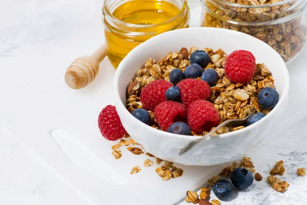 Granola ve tatlım, closeup ile taze peynir — Stok fotoğraf