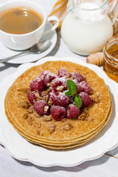 Panquecas tradicionais com framboesas frescas para o pequeno-almoço — Fotografia de Stock