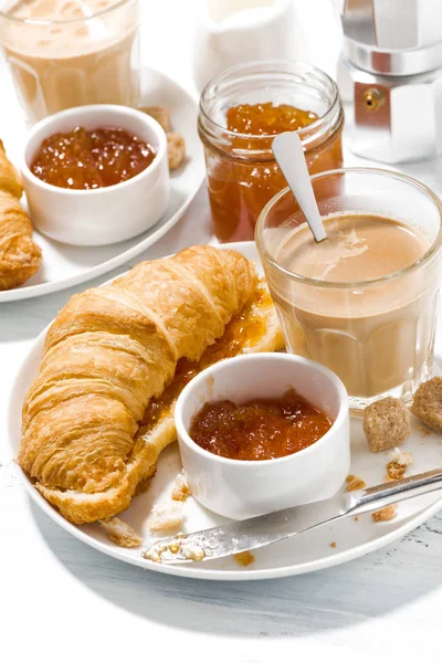 Croissants mit Marmelade und Kaffee mit Milch zum Frühstück — Stockfoto