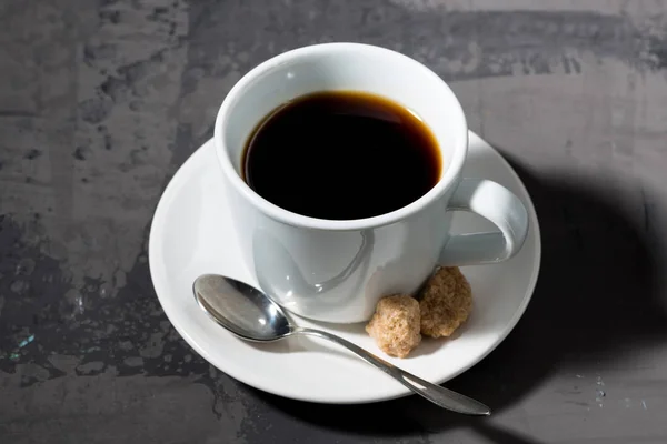 Tasse schwarzer Kaffee auf dunklem Hintergrund, Draufsicht — Stockfoto