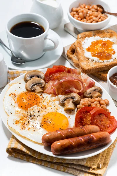 English breakfast of scrambled eggs with bacon, sausages — Stock Photo, Image