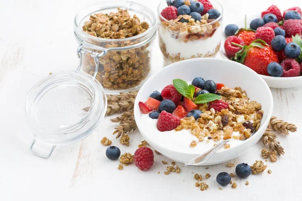 Gesundes Frühstück mit Naturjoghurt, Müsli und Beeren — Stockfoto