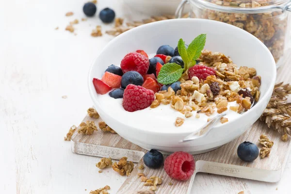 Zdravá snídaně s přírodní jogurt, müsli a ovocem — Stock fotografie
