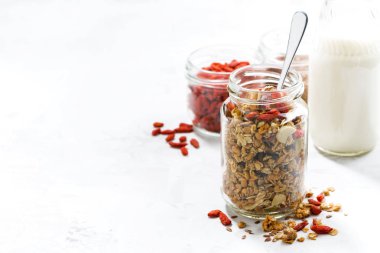 İçinde ve beyaz arka plan sağlıklı granola ile goji meyveleri