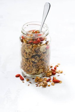 Cam, dikey goji meyveleri ile sağlıklı granola