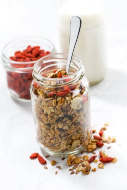Bir cam kavanoza goji meyveleri ile sağlıklı granola