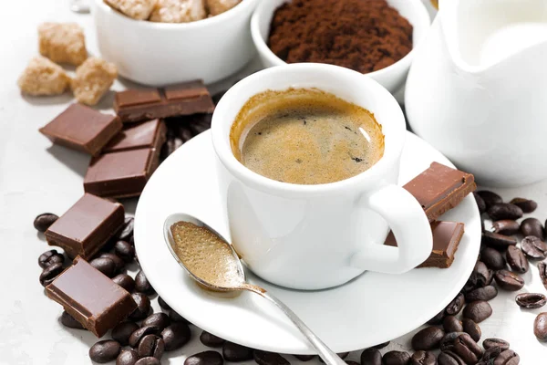 Nybryggt kaffe, choklad och godis — Stockfoto