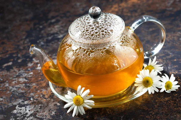 Té de manzanilla en una tetera de vidrio, primer plano — Foto de Stock