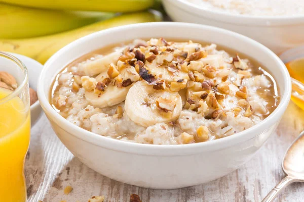 Desayuno saludable - avena con plátano, miel y nueces — Foto de Stock