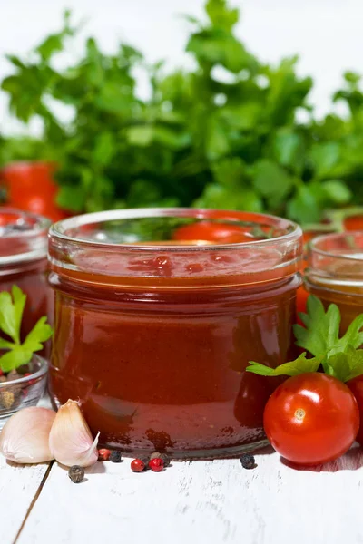 Ассортимент томатных соусов и ингредиентов, крупный план вертикальный — стоковое фото