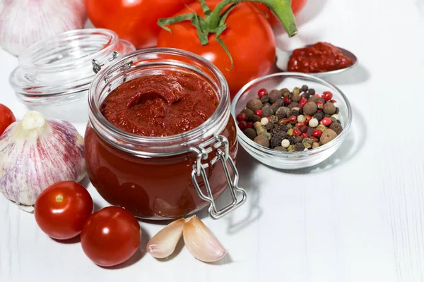 Molho de tomate fresco e ingredientes sobre fundo branco — Fotografia de Stock