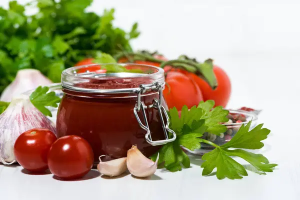 Свіжий томатний соус та інгредієнти — стокове фото
