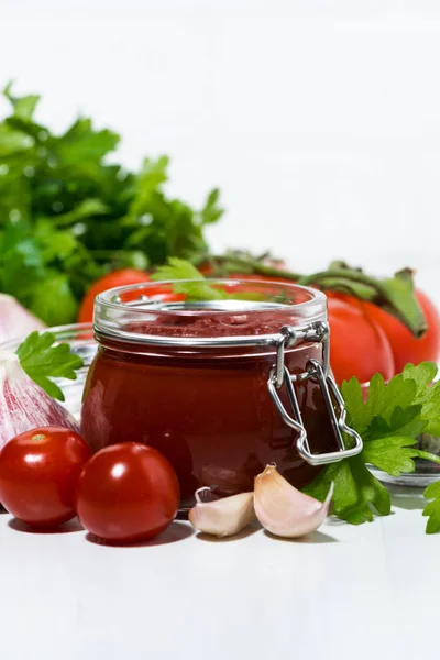 Sugo di pomodoro fresco e ingredienti, verticale — Foto Stock