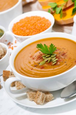 kabak ve bir kase, dikey closeup mercimek çorbası