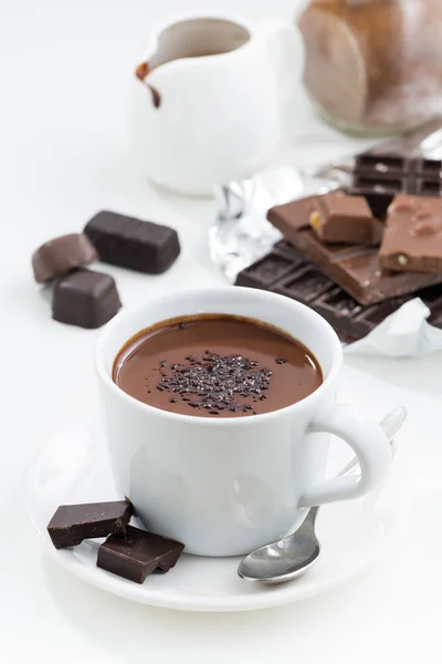 Chocolate quente em um fundo branco, vertical, vista superior — Fotografia de Stock