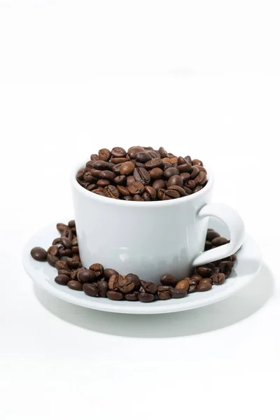 Taza con granos de café sobre fondo blanco, foto concepto — Foto de Stock