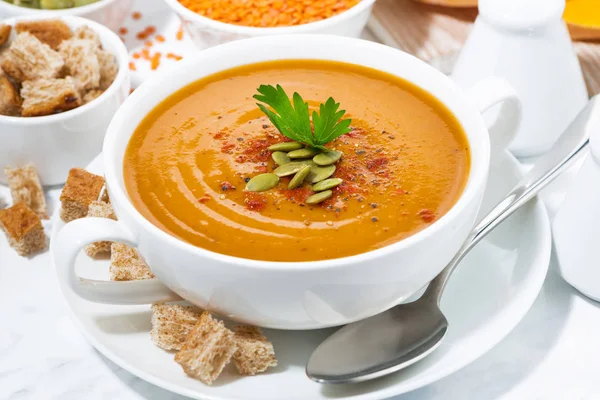 Soup of pumpkin and lentils in a bowl, closeup — Stock Photo, Image