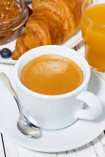 Café expresso e croissants para café da manhã, close-up vertical — Fotografia de Stock