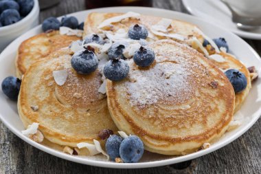 yaban mersini ve pudra şekeri ile ev yapımı kek 