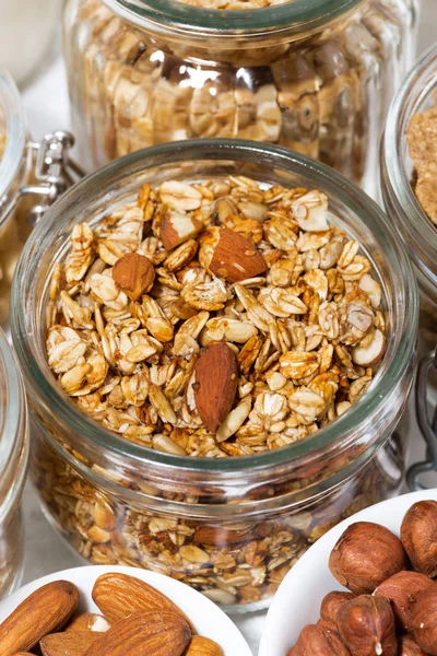 Surtido de cereales de desayuno y frutos secos, primer plano vertical —  Fotos de Stock