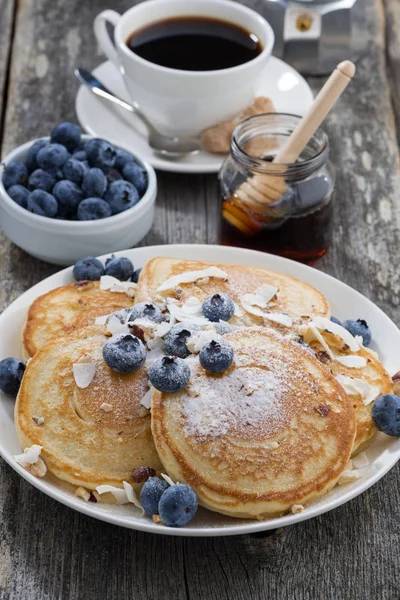 Homemade pancakes with blueberries and powdered sugar, vertical — Stock Photo, Image