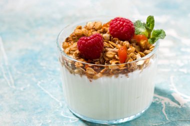 granola ile şekerli tatlı, ahududu ve doğal yoğurt