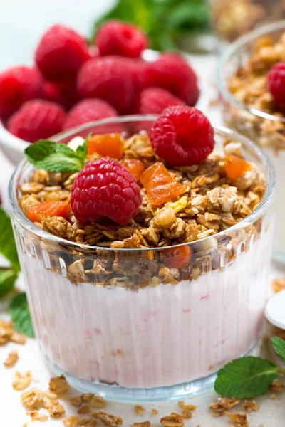 Zoete dessert met muesli, verse frambozen en vruchtenyoghurt — Stockfoto