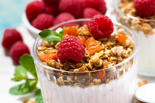 Söta dessert med granola, färska hallon, frukt — Stockfoto