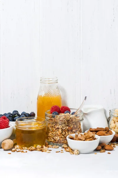 Mesa com produtos para um pequeno-almoço saudável, vertical — Fotografia de Stock