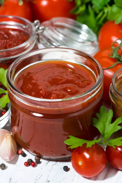 Rajčatové omáčky, těstoviny a ingredience, vertikální closeup — Stock fotografie