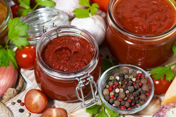 Tomaat sauzen, pasta en ingrediënten, horizontale — Stockfoto