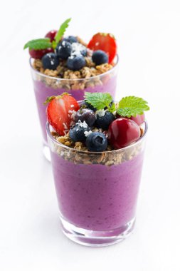 Böğürtlenli yoğurt ile granola, dikey