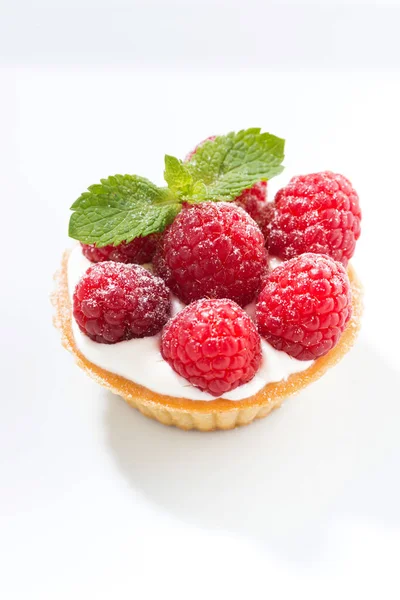 Mini torta con panna e bacche fresche, verticale — Foto Stock