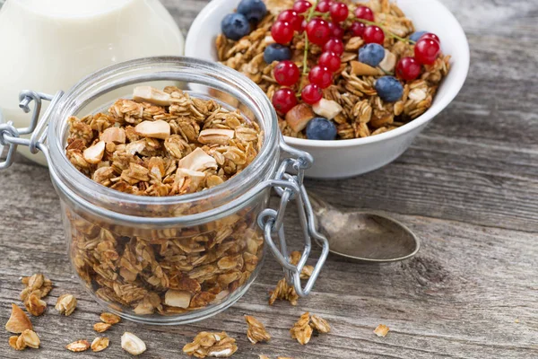 Tarro con granola casera, leche y bayas frescas, vista superior —  Fotos de Stock